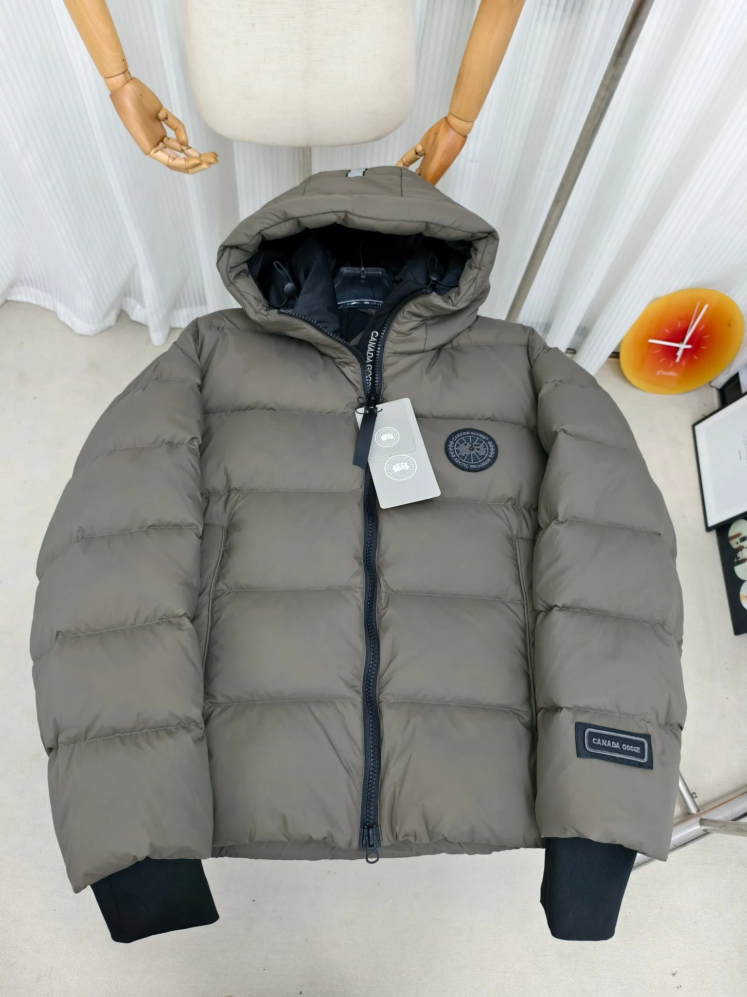 P880 Big Goose Ouyang Nana Second Generation (higher version) Canada goose Canada Goose Black Label Down Jacket A must-have in the outerwear world, the Big Goose Black Label down jacket! The latest designer styles! The goose down jacket has always been a popular element of fashion and is loved by experts from all walks of life! Fashionable hooded cut, high-end customer-supplied fine goose down, high resilience, smooth zipper, strong and firm. Pockets on both sides can store small items, free your hands, and you can go out without worries. It can also meet the need of putting your hands in your pockets👏👏Produced by Big Goose, it can be used as a group uniform by many celebrities. This down jacket uses a double-layer anti-down lining design, which has strong windproof performance and will be very warm in winter! Newly labeled white duck down filling, high fluffiness, windproof hooded design. When walking outdoors, pull the collar to the highest position, put your hands in the pockets and it will be very warm. It can be easily controlled by all body types! The interior is equipped with an elastic snow skirt design for better wrapping. The simple and neat style design highlights the masculine temperament. The impeccable style is classic and never goes out of style. It is warm and practical, and it is versatile! You can enter with your eyes closed!  Color: Black Khaki Size: XS-XXL